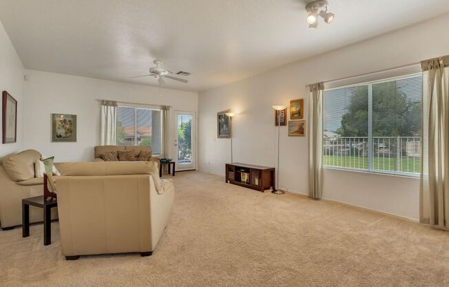 Beautiful 3 bedroom, 2 bath in great Mesa location!