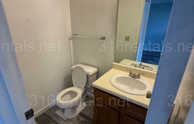 $895 - 2 bed 1.5 bath beautiful bi-level apartment