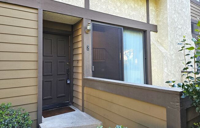 Luxurious 2 Bdr, 2.5 Bath Townhome in Chatsworth, for only $3,100 / Month!