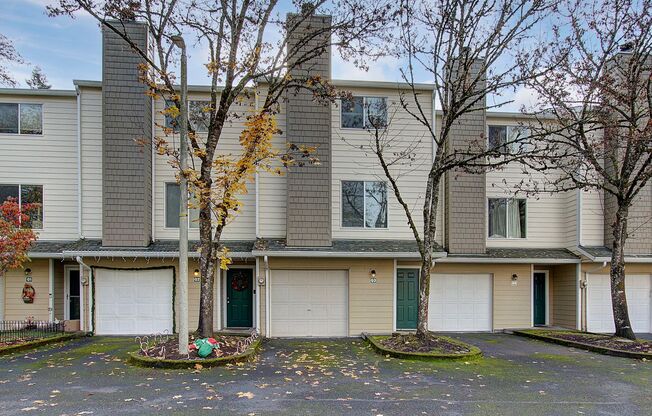 SALMON CREEK ~ WATERS EDGE CONDOS~ LARGE 2 Bd 2.5 Ba!