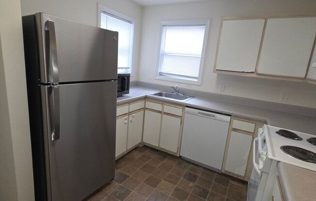 4 bed 4 bath condo at University Oaks with individual room rentals. $250 off your first full month's rent!