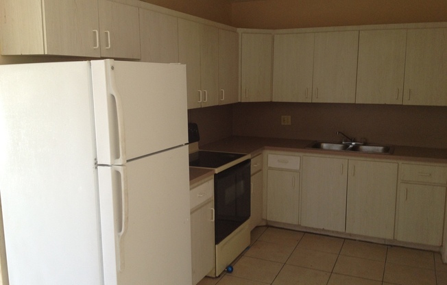 Large 4-2 house with central air and hookups for washer and dryer