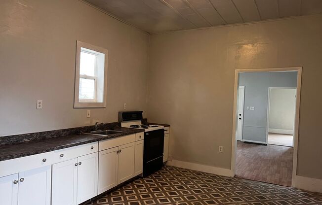 3 beds, 1 bath, $950