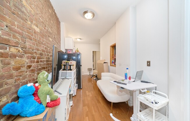 335 W 43 ST