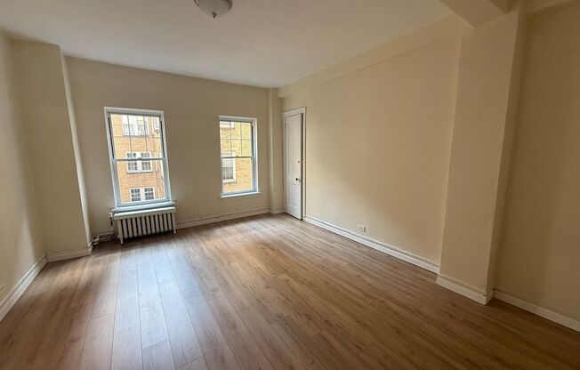 Studio, 1 bath, 295 sqft, $1,175, Unit Old King Edward 731