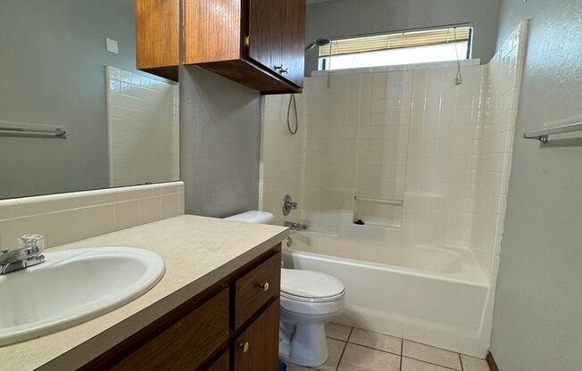 2 beds, 1 bath, $850, Unit 212 NW 14th A