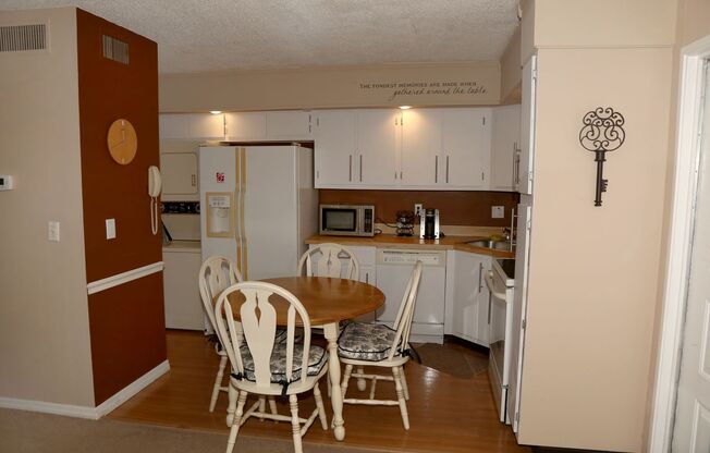 1/1 first floor condo with community pool near Azalea Park