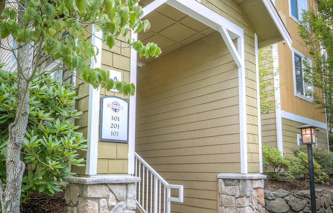 Beautiful 3 Bedroom Bordeaux Condo with 2 Garages