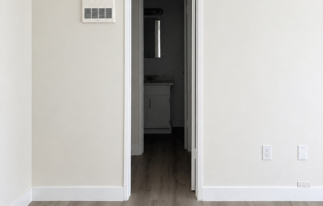 Studio, 1 bath, 330 sqft, $1,380, Unit 16