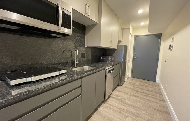 Studio, 1 bath, 550 sqft, $2,500, Unit 402