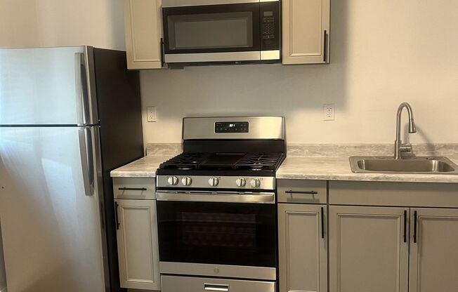 Studio, 1 bath, 360 sqft, $1,295, Unit B