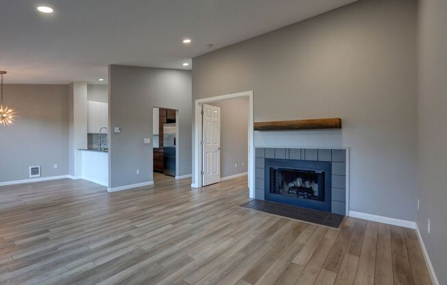 Spacious 2bd + DEN, 1.75ba Condo available in the heart of Issaquah!