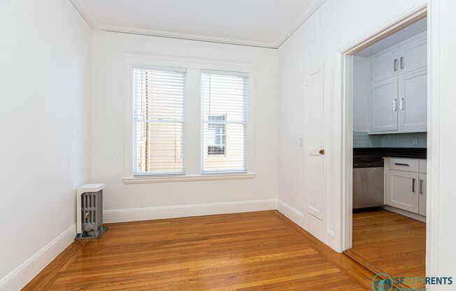 Sunset: Massive Remodeled Top Floor Apartment w/ Views, Onsite Laundry & Optional Parking
