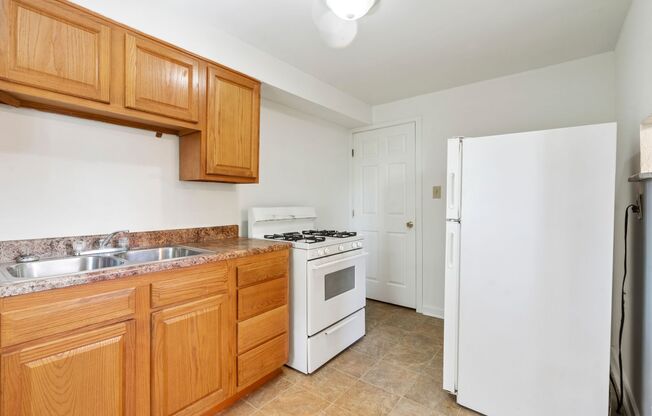 2 beds, 1 bath, $1,000, Unit 1752 Pioneer Avenue