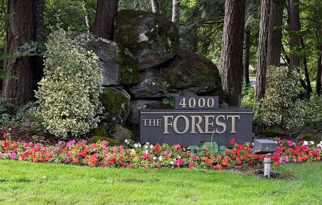 Bright & Airy Lake Oswego 2br Condo w/ Upper Loft-FLEX area could be used as Guest Rm, Office or Media Rm