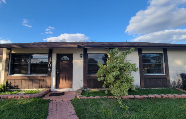 4704 SW 136 PL