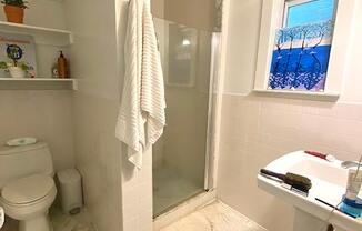 326 W 47 ST