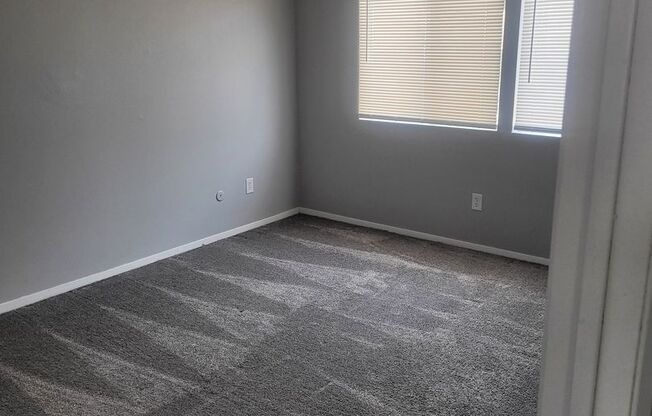 2 beds, 1 bath, 864 sqft, $920