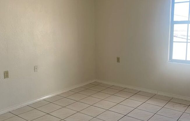2 beds, 1 bath, 890 sqft, $995, Unit Ronbel Guerrero 2