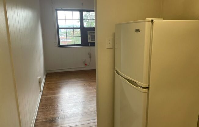 Studio, 1 bath, 487 sqft, $1,275, Unit Fifth 303