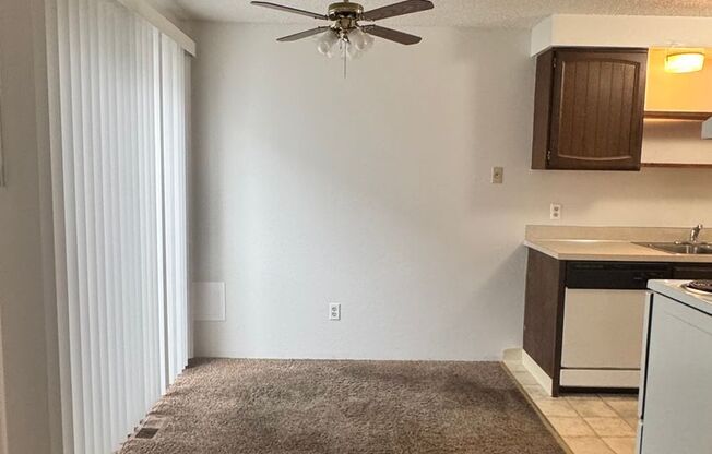 2 beds, 1 bath, 925 sqft, $1,250, Unit b