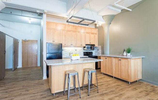Historic Irving Street Lofts In The Pearl District - Top Floor Unit w/Parking/Rooftop Deck