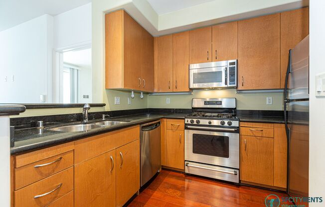 Downtown/Civic Center: Condo near Hayes Valley w/ Private Patio, Google Fiber & Garage Parking