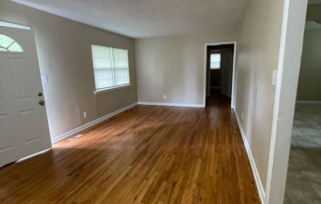 Centrally Located 3/1.5 near the airport and Hamilton Place mall