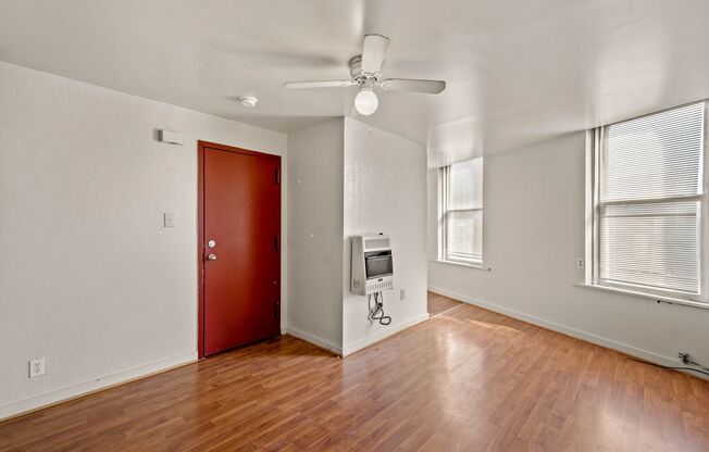 1 bed, 1 bath, 800 sqft, $699, Unit 103 W Lincoln Ave #11