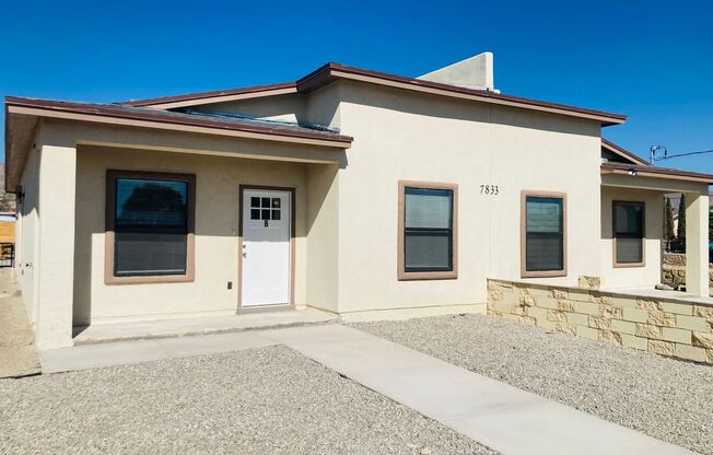 Beautiful 3-bedroom, 2-bathroom half a duplex located in the vibrant city of El Paso, close to Fort Bliss