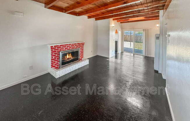 1526 VISALIA AVE