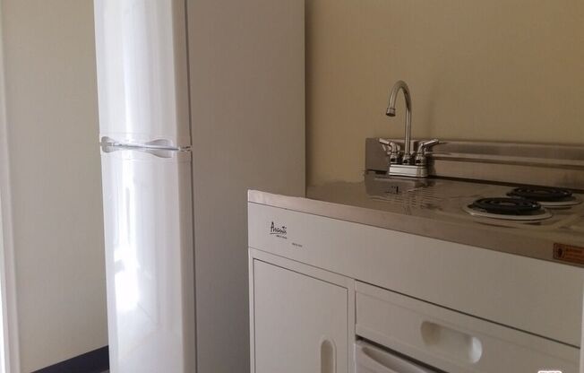 Studio, 1 bath, 400 sqft, $1,299, Unit 12