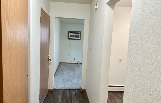 2 beds, 1 bath, $810, Unit 6