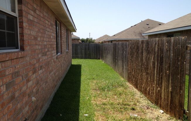 PET FRIENDLY! PRICED RIGHT! SUBLEASE AVAILABLE! NO DEPOSIT!