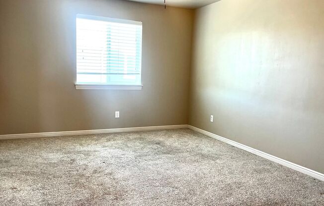4 Bedroom/3 Bathroom Townhome in Riverton!