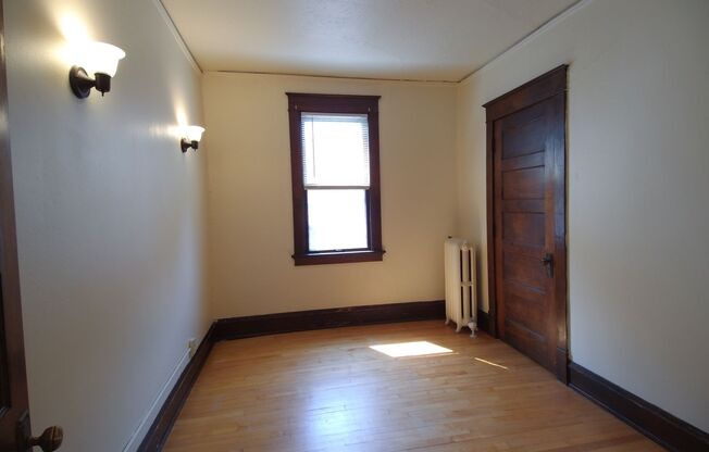 2 beds, 1 bath, $1,250, Unit 2125 E Kenwood Blvd N, Milwaukee, WI 53211