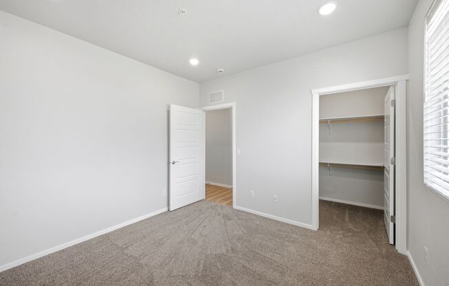 1 bed, 1 bath, 724 sqft, $1,422, Unit B303