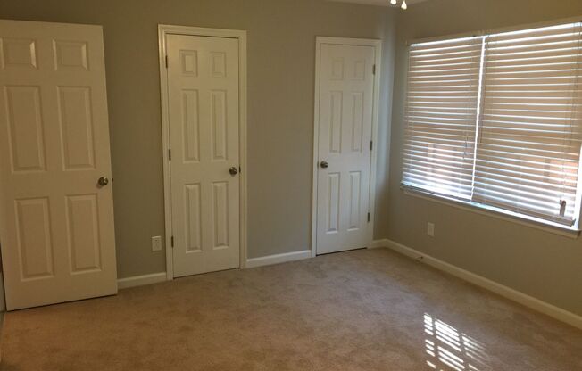 2 beds, 1 bath, 800 sqft, $975, Unit 4