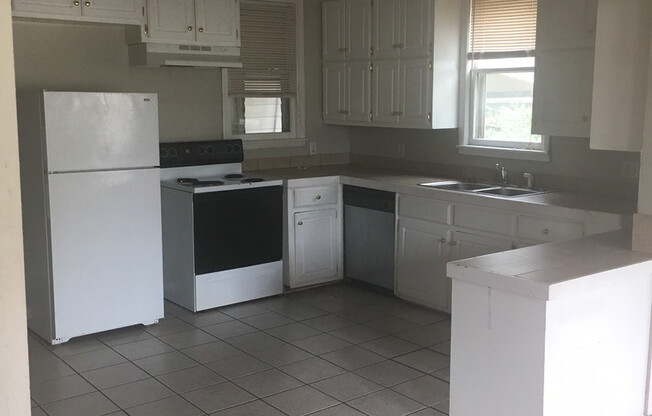 5 Bedroom 2 Bath Extremely close to U of A !