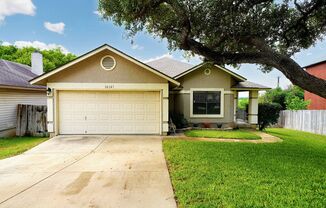 Charming 3-Bed Home with Ideal Entertaining Space in Longs Creek, NE San Antonio - Realtor Commission: $350