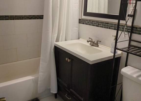 2 beds, 1 bath, 740 sqft, $2,100, Unit 16