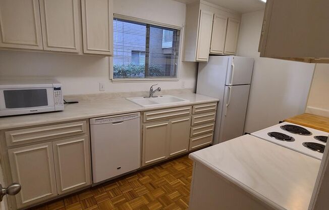 One Bedroom Unit in Sharon Park Neighborhood Available Now!