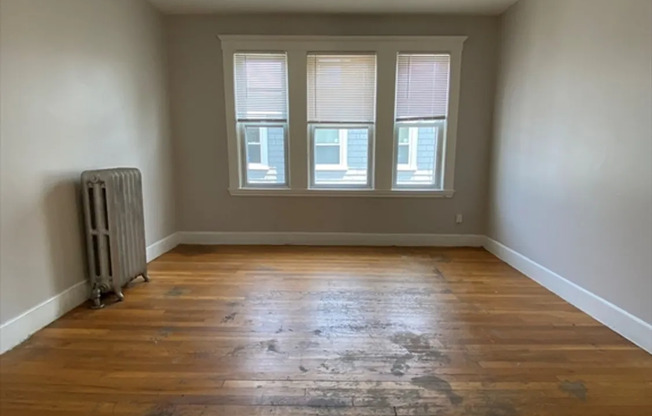 2 beds, 1 bath, $2,600, Unit 4