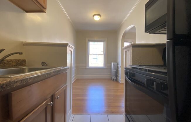 Galley style kitchen - Helen Dunbar Studio
