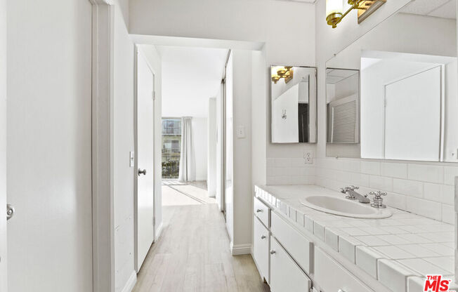 1 bed, 2 baths, 1,076 sqft, $3,400, Unit 703