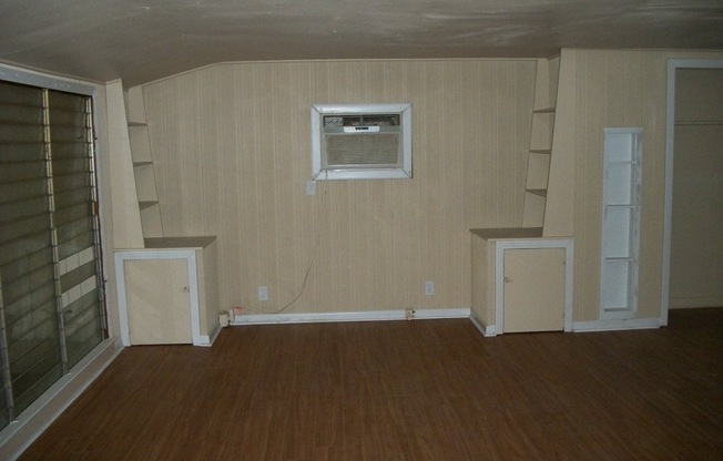 2 beds, 1 bath, $1,100