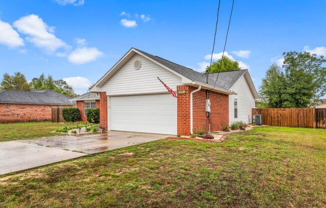 Beautiful Brick & Vinyl Home in South Crestview!