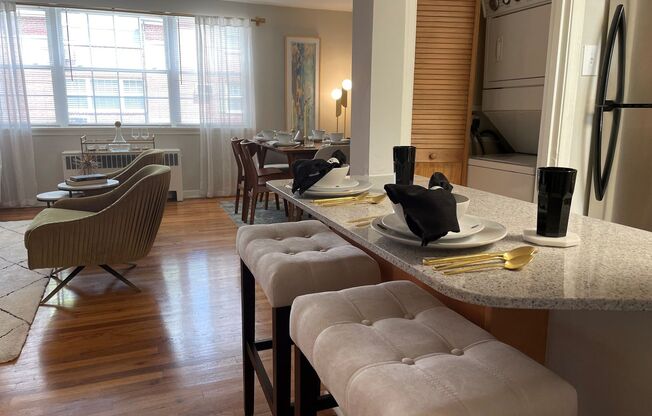 2 beds, 1 bath, 897 sqft, $2,335, Unit B-07