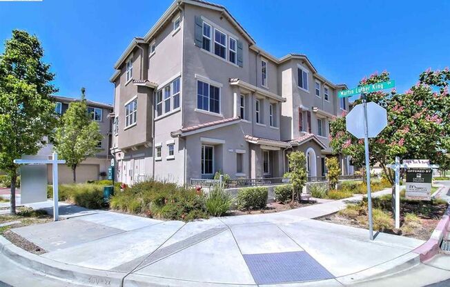 $3490 / GORGEOUS 3 BEDROOM TOWNHOUSE IN HAYWARD (CANNERY WATER PARK NEIGHBORHOOD)