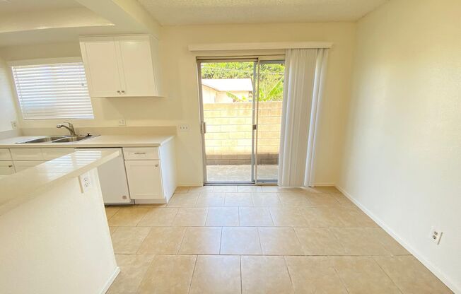 2 Bed 1.Bath Townhouse -Parking Included